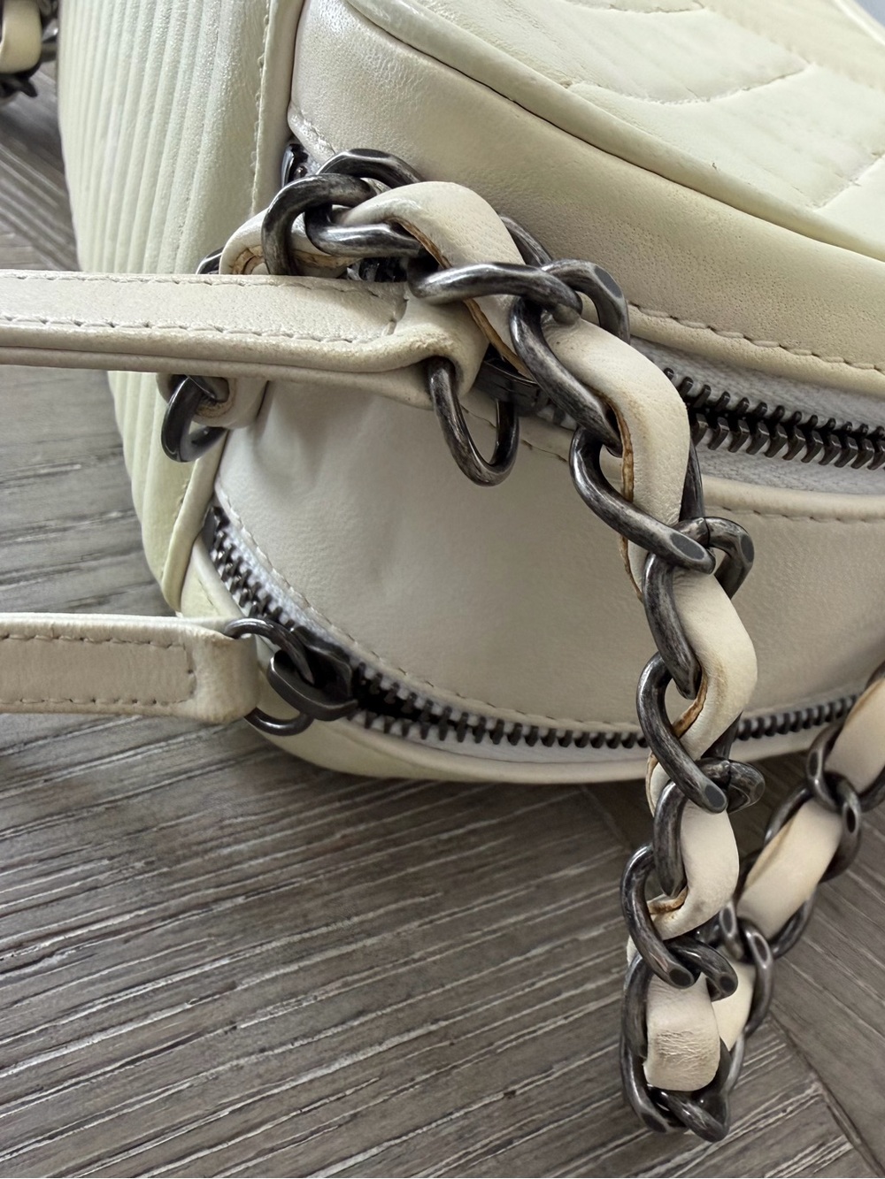 Chanel Cream Quilted Crossbody Bag with Chain Strap - Picture 2 of 16